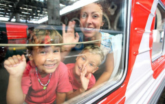 Многодетным семьям предоставляется скидка 20% на проезд в поездах дальнего следования