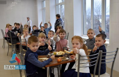 Обеды в отремонтированной калужскими строителями столовой нравятся первомайским школьникам