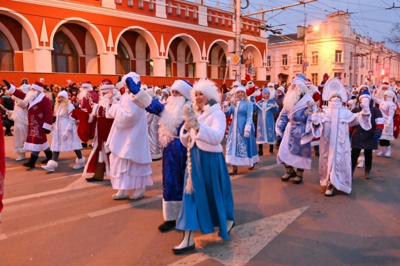 В Калуге состоялось шествие Дедов Морозов и Снегурочек