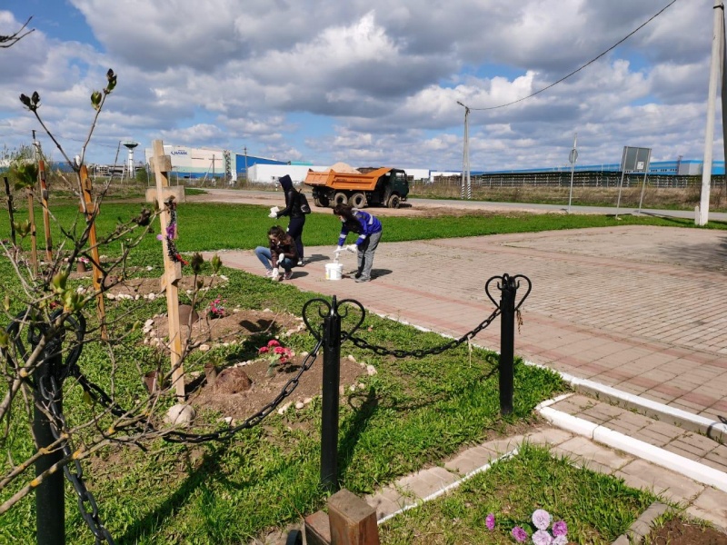 Волонтеры НЛМК-Калуга привели в порядок мемориал воинской славы 