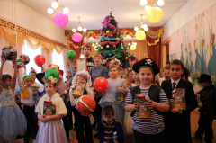 Сотрудники Калугаэнерго подарили детям «Самую яркую елку»